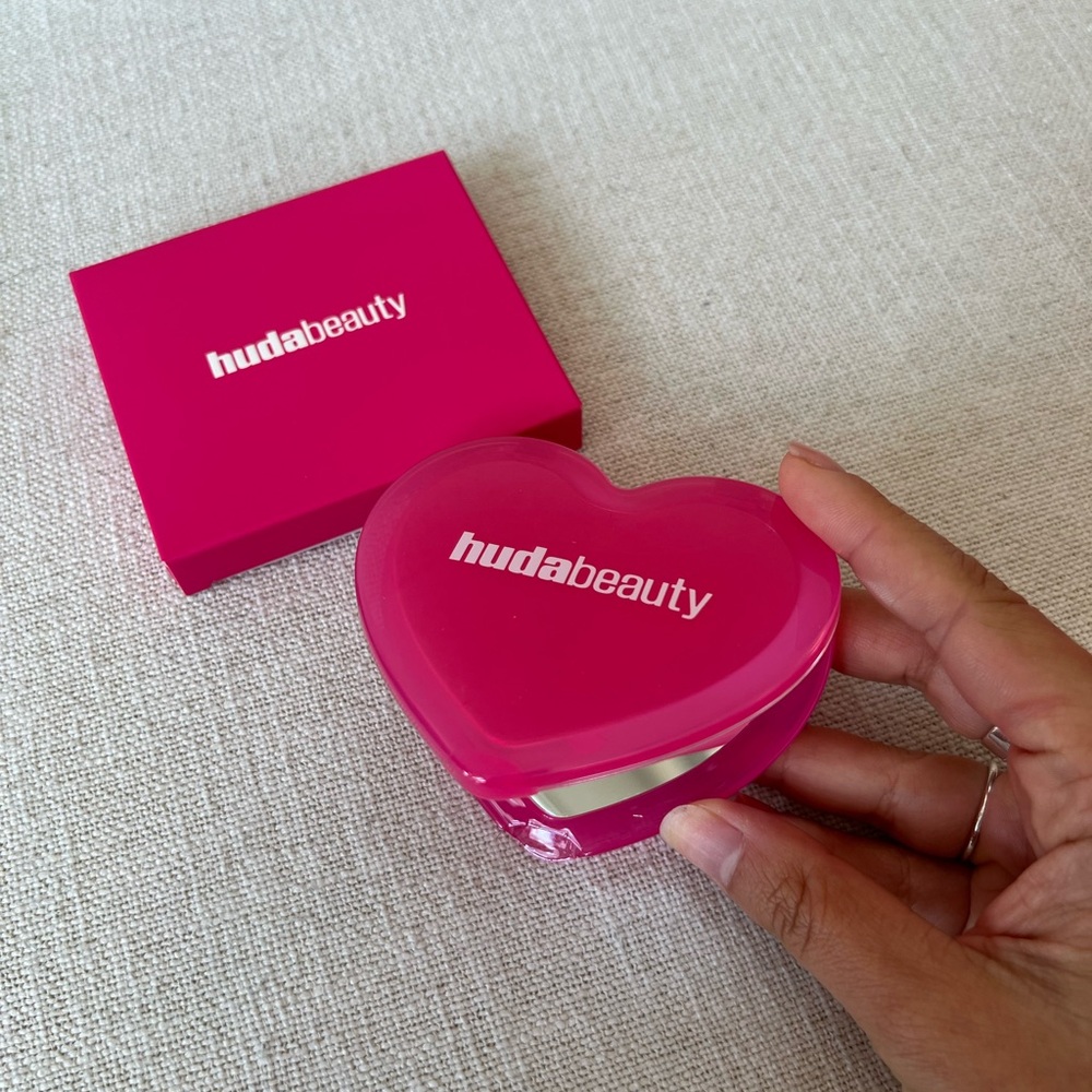 HUDA BEAUTY Pink Heart Compact